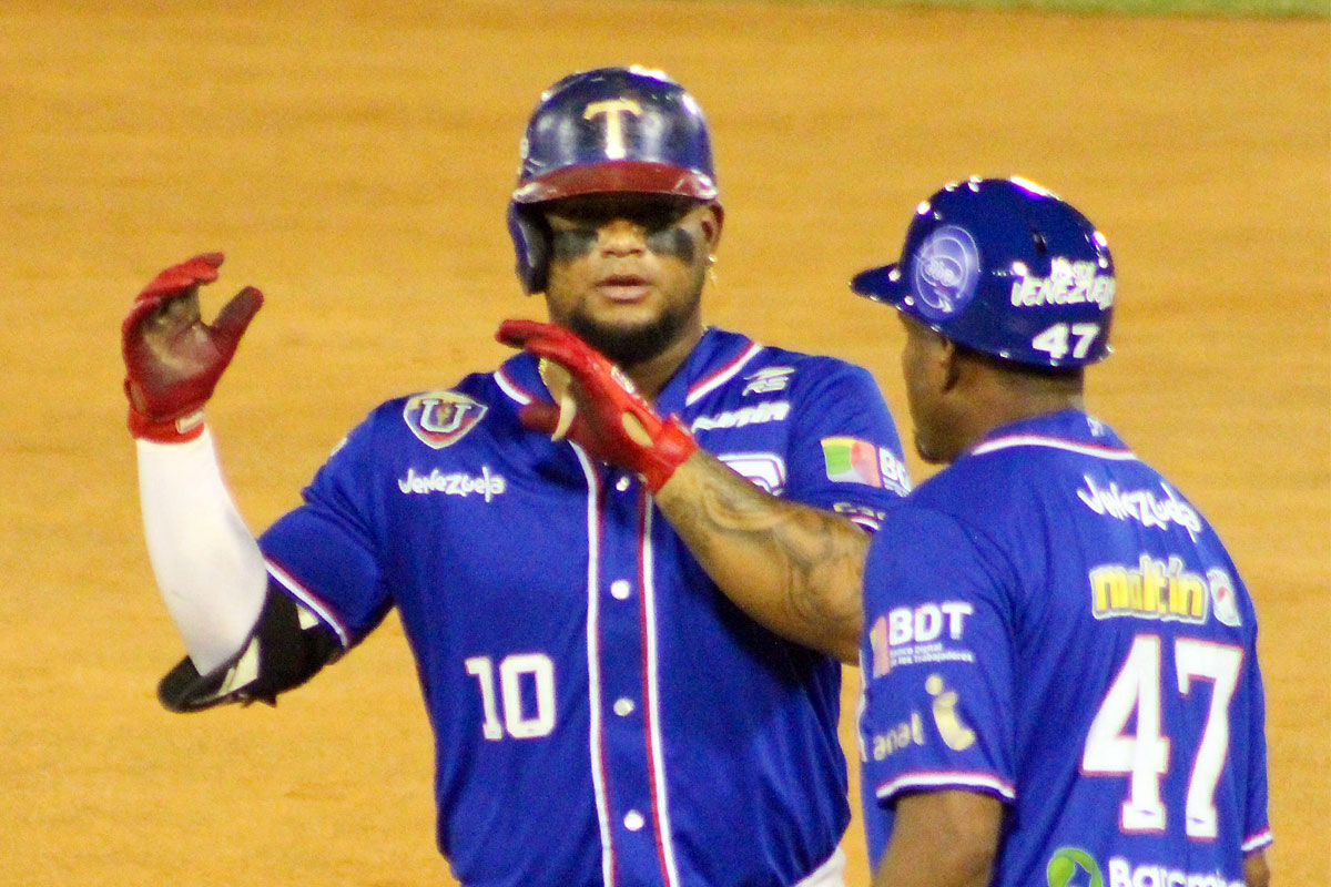 Tiburones ganó tercera en fila al Magallanes y aseguró la serie particular