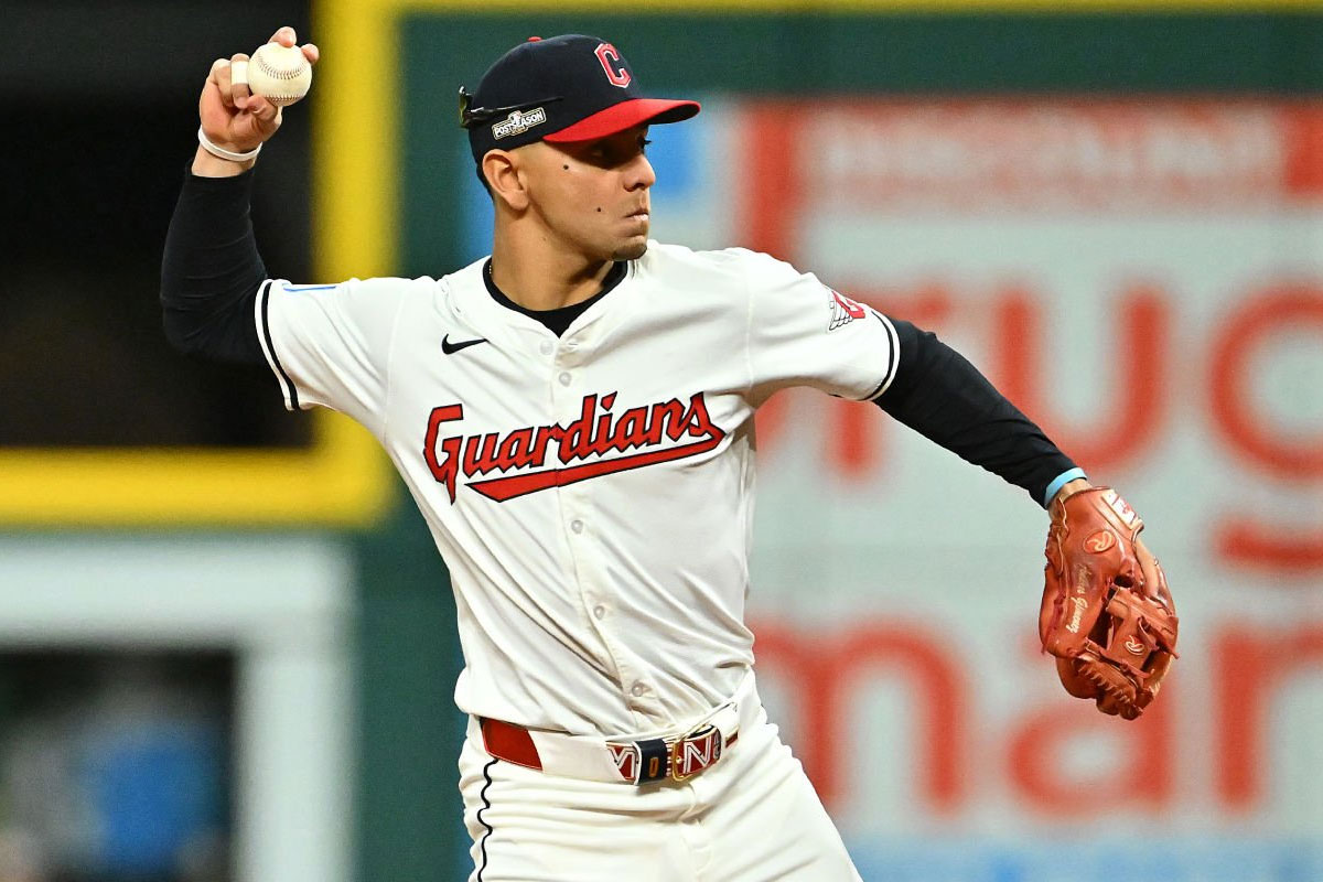 Toronto adquirió a Andrés Giménez en un cambio de cuatro peloteros con Cleveland