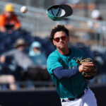 Albert Suárez trabaja para continuar como abridor en Baltimore