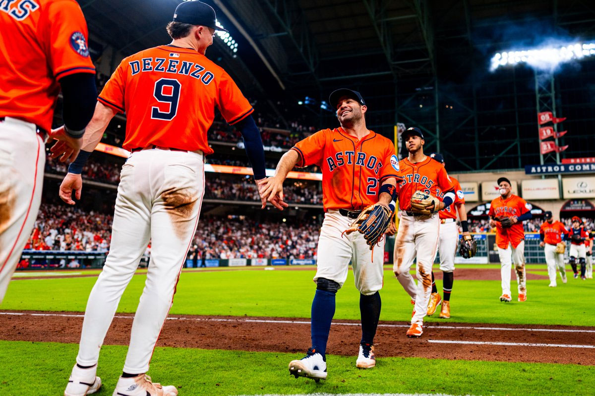 José Altuve elevó a 700 sus extrabases vitalicios