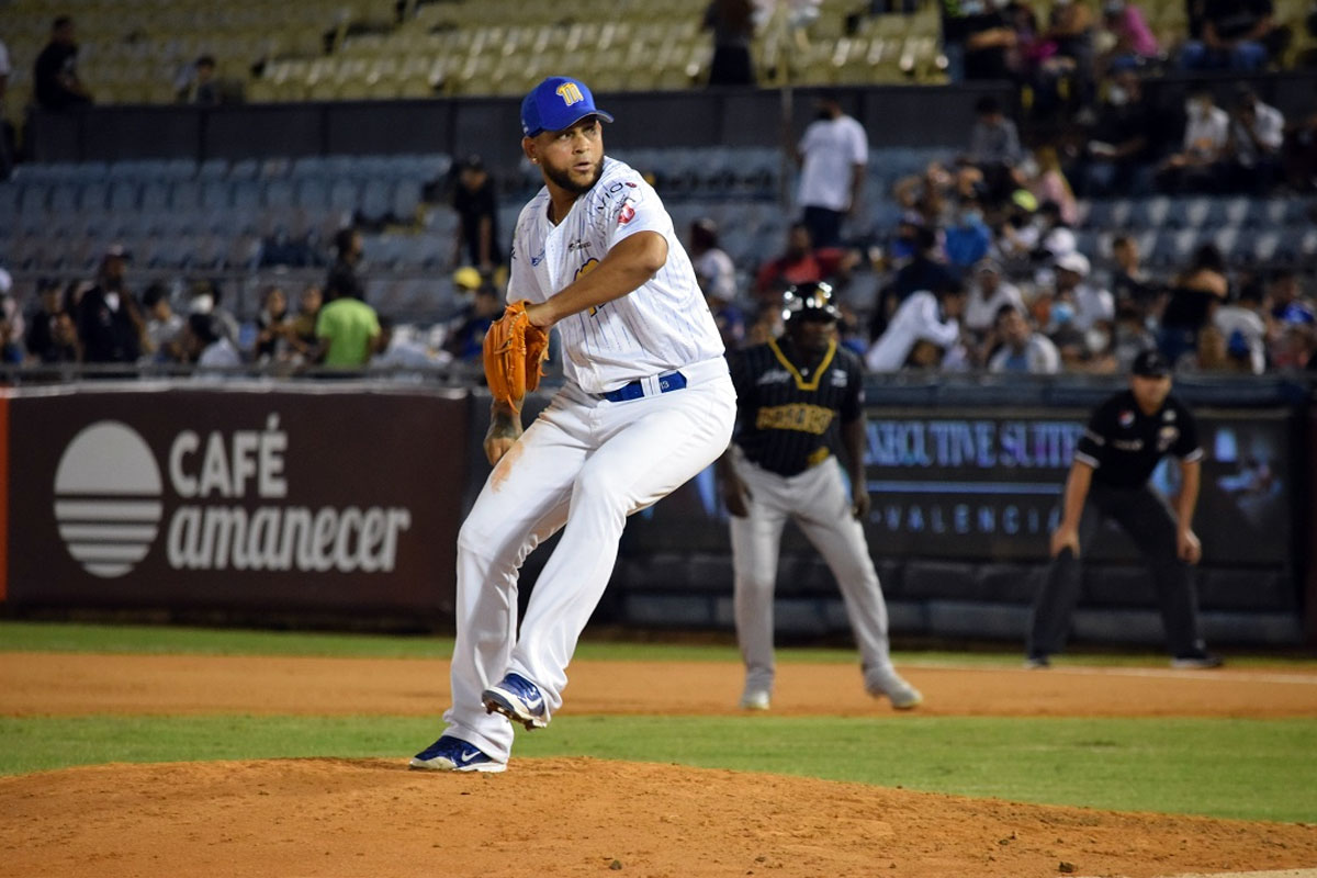 Leones acordó con Henderson Álvarez