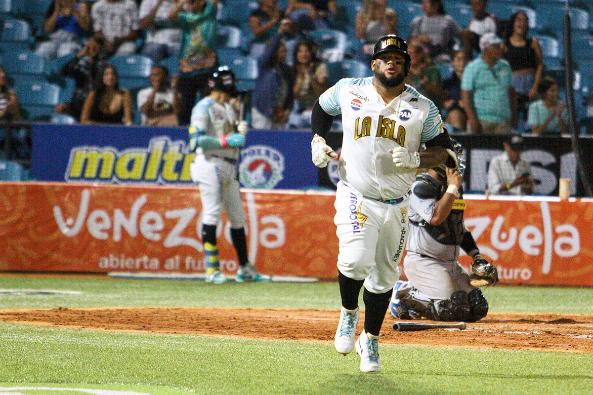 Bravos barrió a Tiburones en exitosa vuelta a la isla