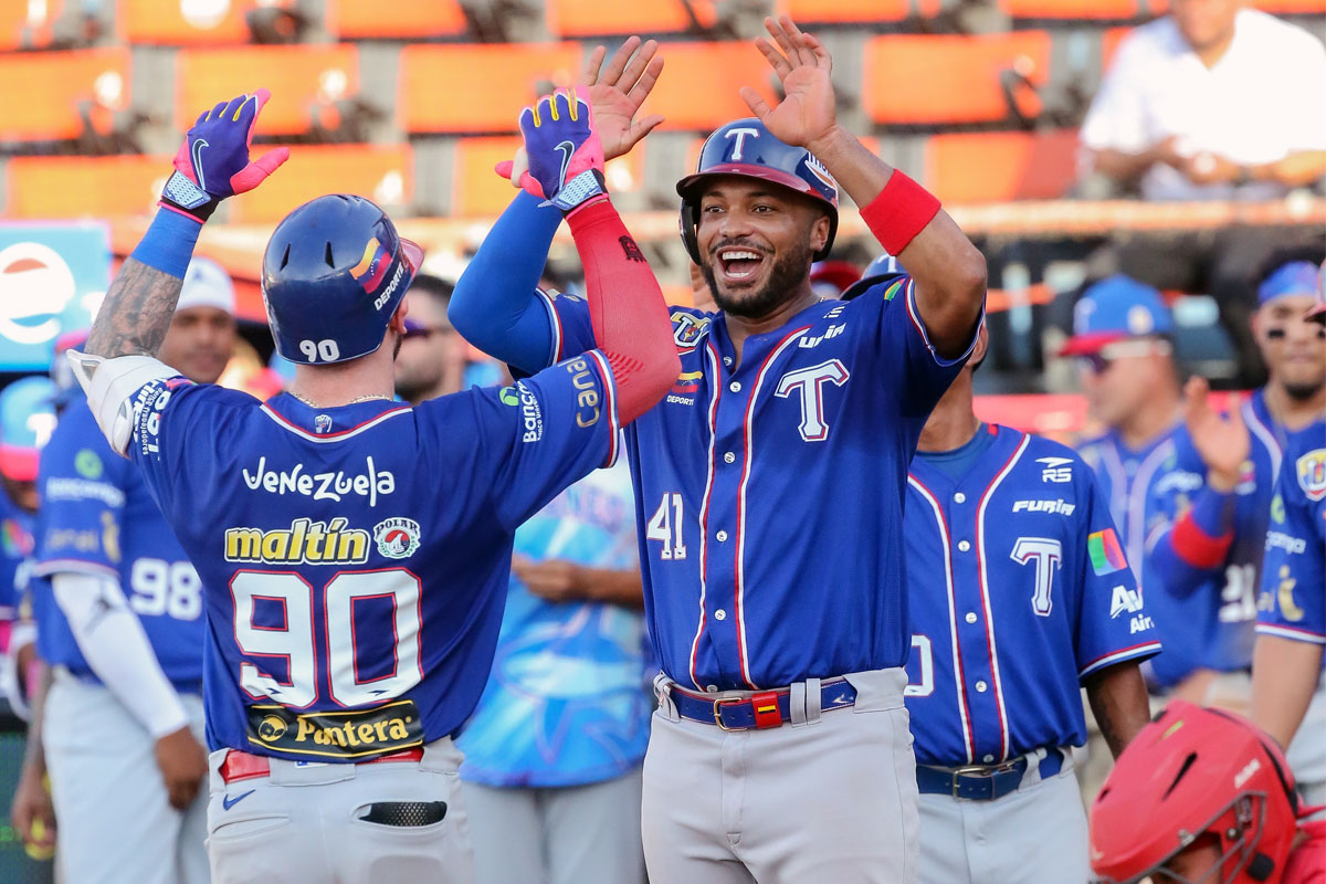 Tiburones descargó su ofensiva contra Cardenales y niveló en la gira occidental