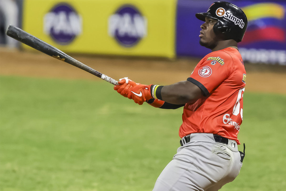 Yonathan Perlaza brilló en noche de récords ofensivos de Águilas