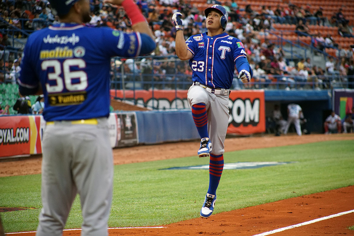 Los Tiburones le quitaron el invicto a los Tigres en Maracay