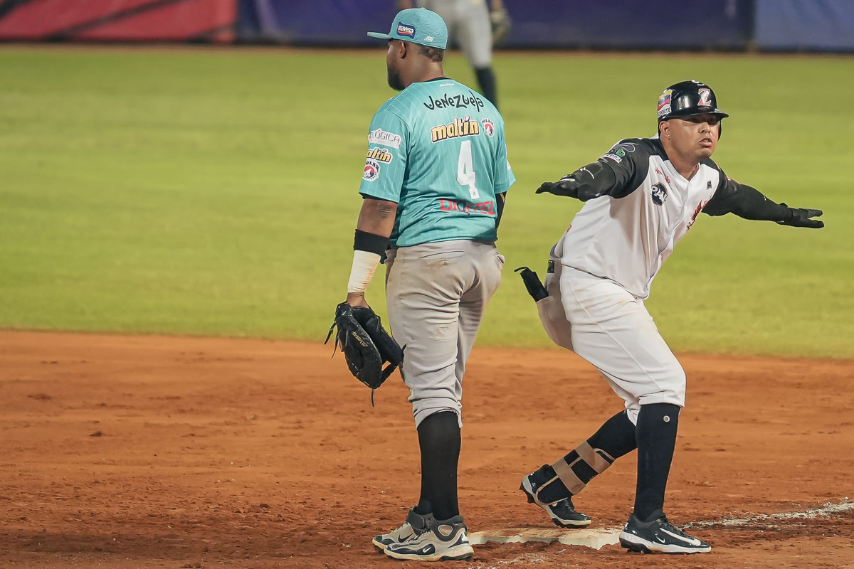 Rayder Ascanio le aplicó la Ley del Ex a Bravos para encaminar el triunfo de Águilas