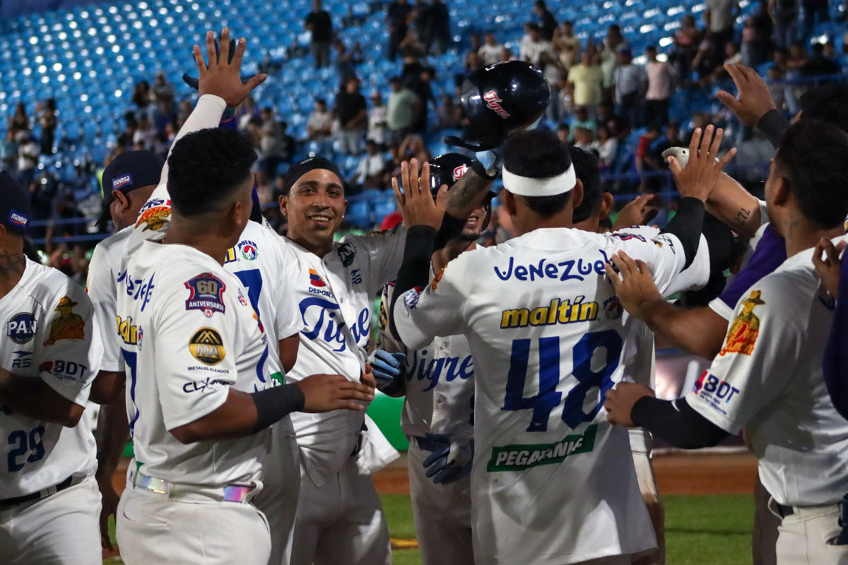 Un wild pitch del relevo de Tiburones decidió la victoria de Tigres
