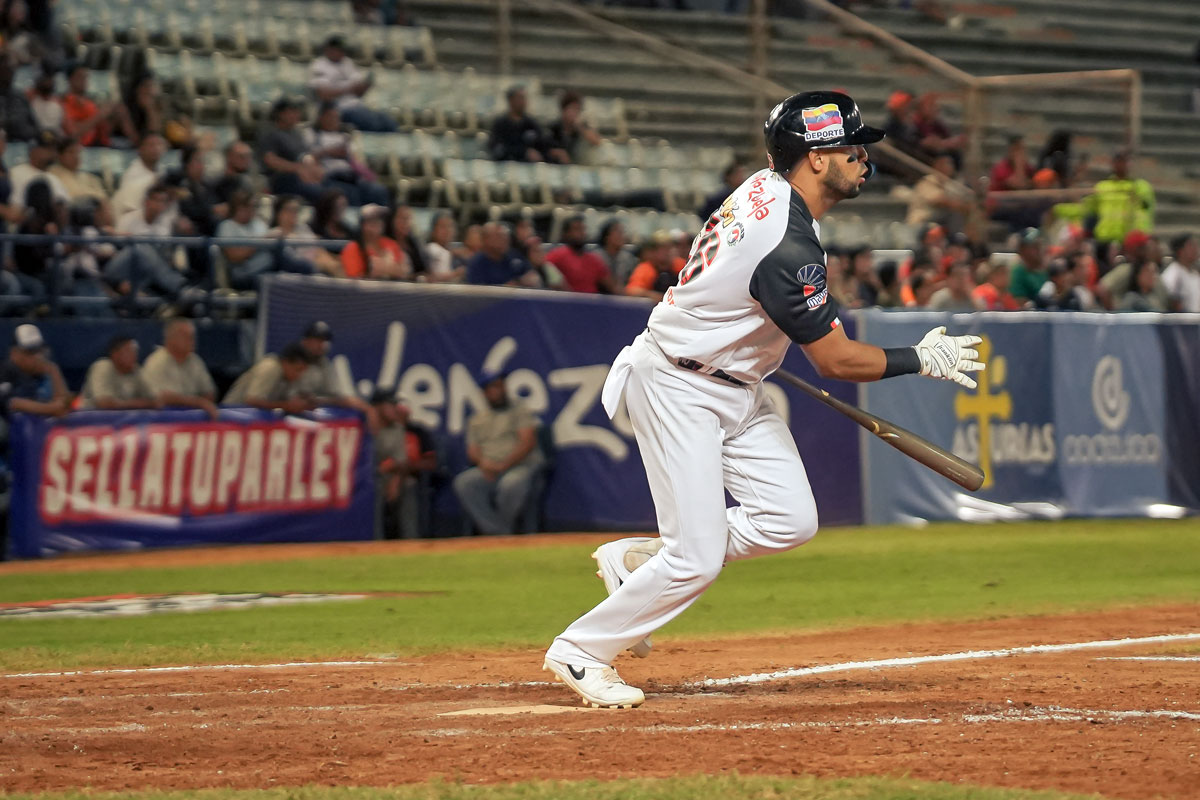 Águilas dominó el duelo por la disputa del primer lugar contra Bravos