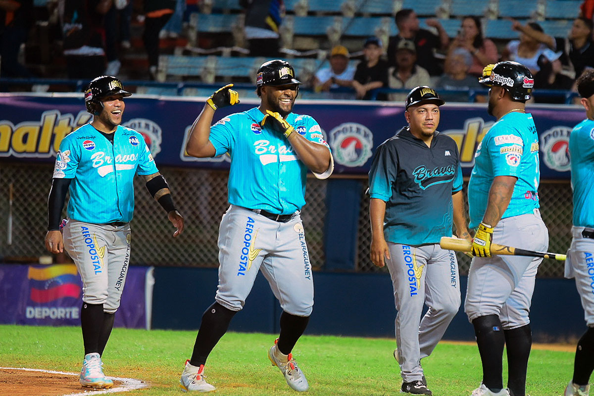 Bravos derrotó a Águilas para empatar el primer lugar de la clasificación