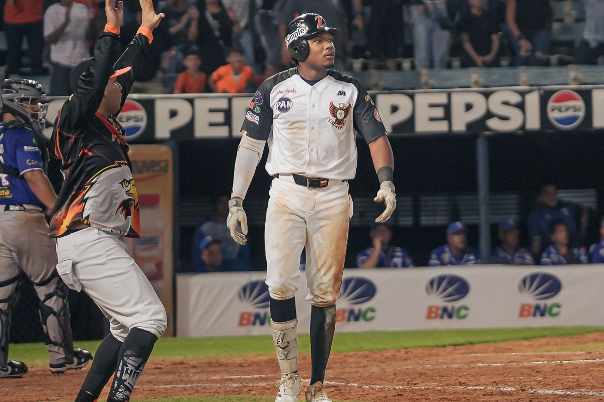 Águilas dejó en el terreno a Tiburones con batazos de Martínez y Chourio