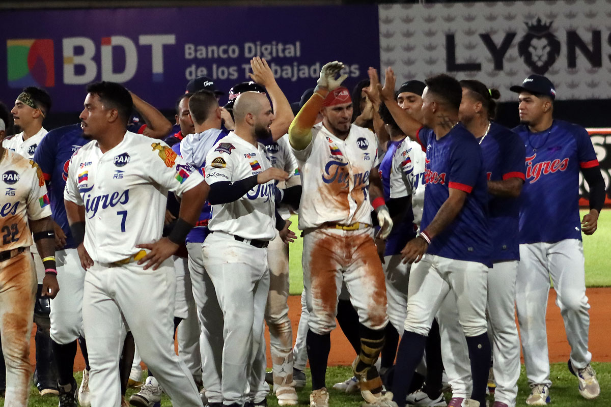 Alberth Martínez decidió en el noveno y Tigres recuperó la cima