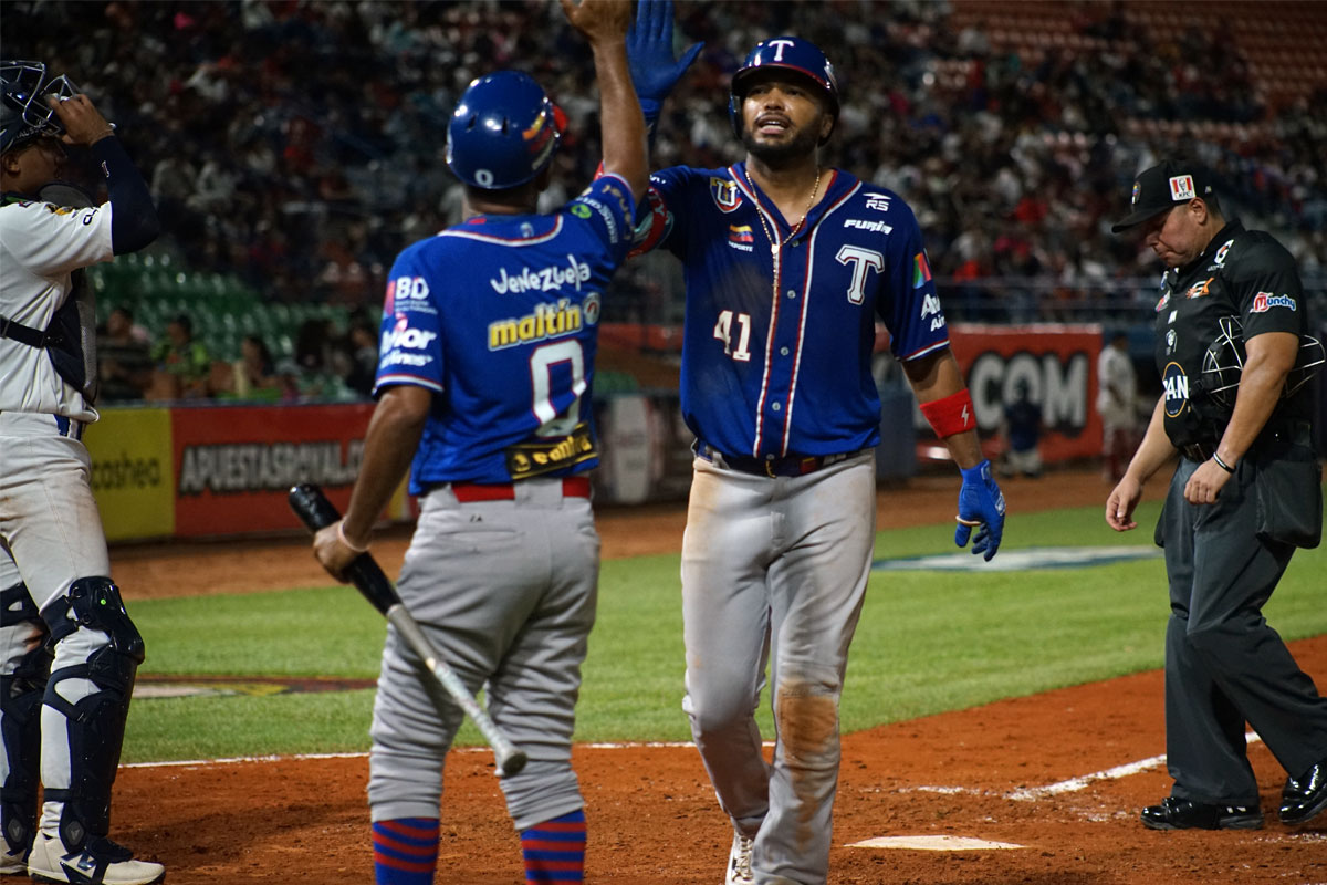 Los Tiburones le quitaron el invicto a los Tigres en Maracay