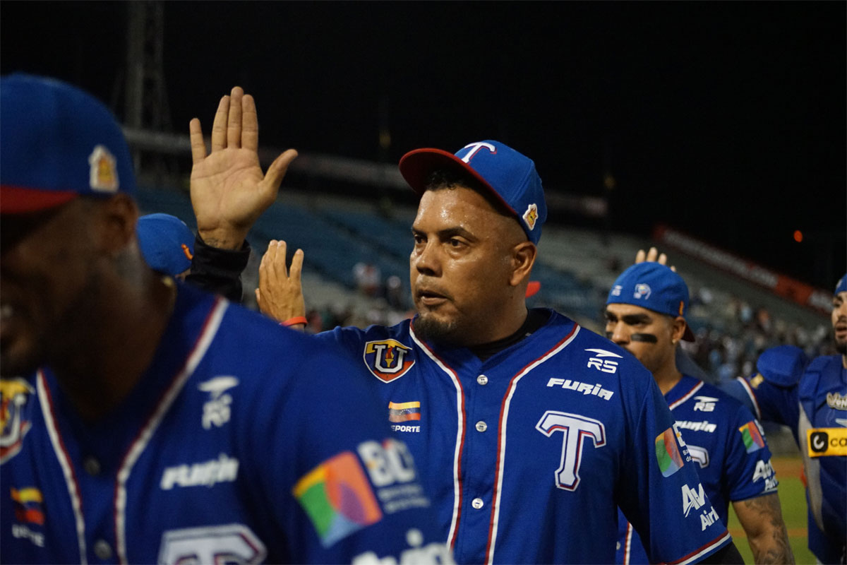 Rafael Cova, a los 43 años, fue “el hombre perfecto” y salvó a Tiburones en Valencia