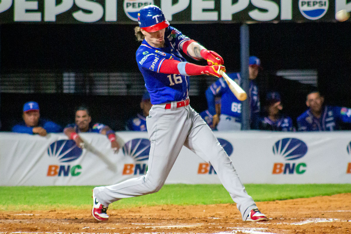 Tiburones atacó en el séptimo inning para llevarse el triunfo ante Águilas