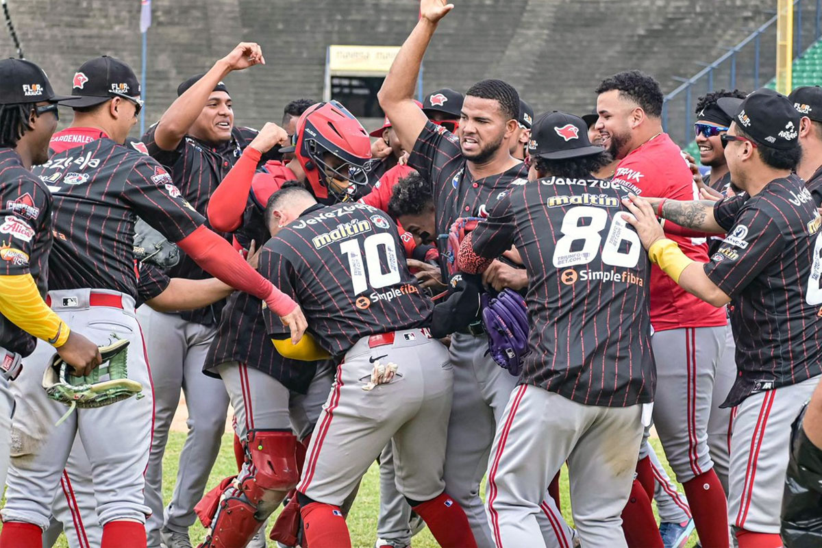 Cardenales clasificó al Round Robin con paliza sobre Tiburones