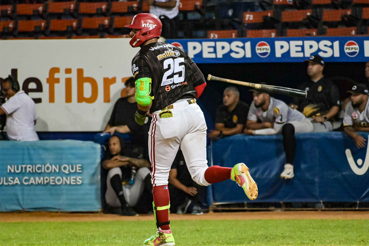 La ofensiva de Cardenales se ensañó con Leones para dividir la serie en Barquisimeto