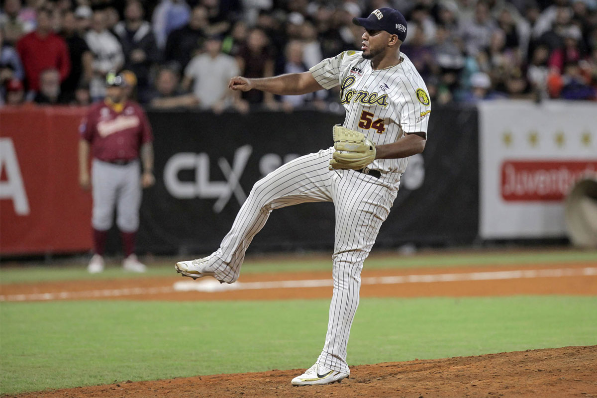 José Mujica alista su entrada al bullpen de Leones
