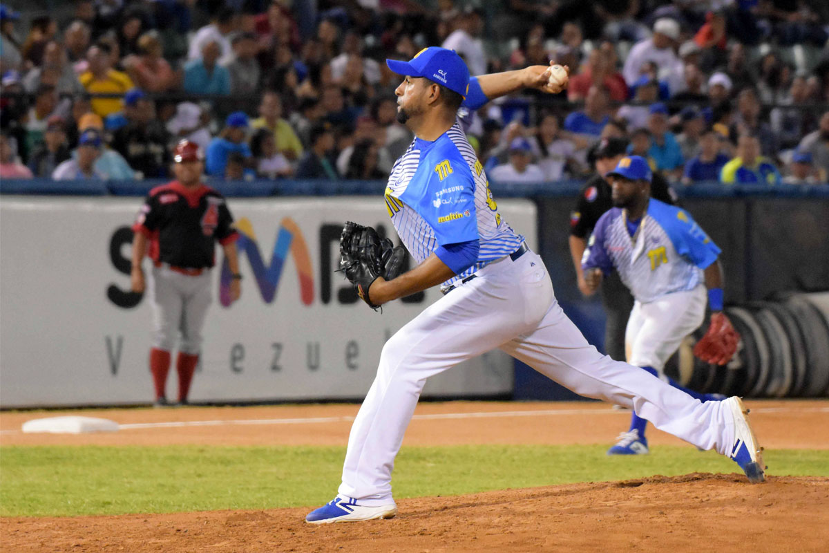 Cardenales contrató al experimentado César Valdez