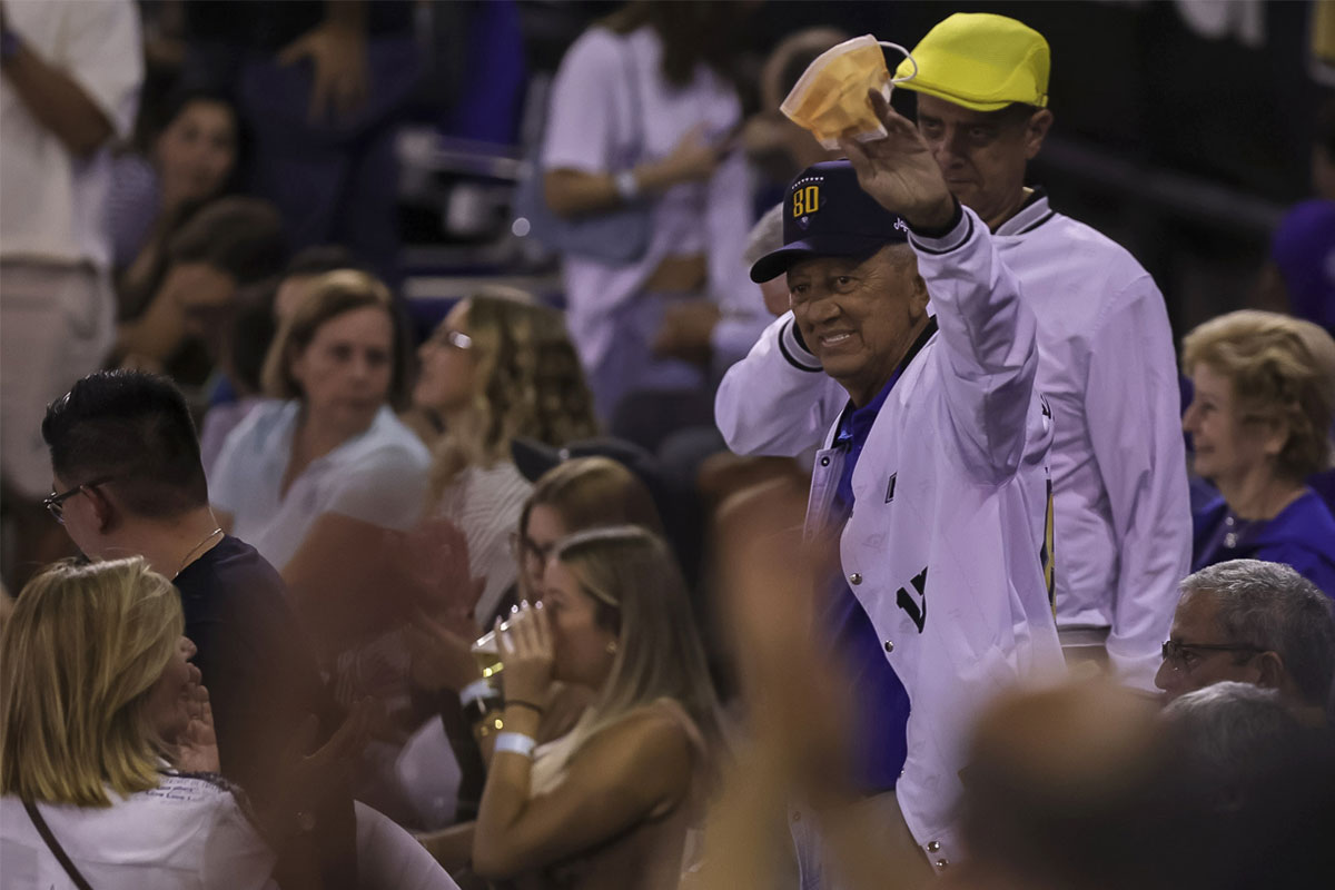 David Concepción disfrutó del tercer juego de la Gran Final