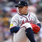 Eugenio Suárez recibirá el Premio Luis Aparicio de manos de David Concepción en Cincinnati