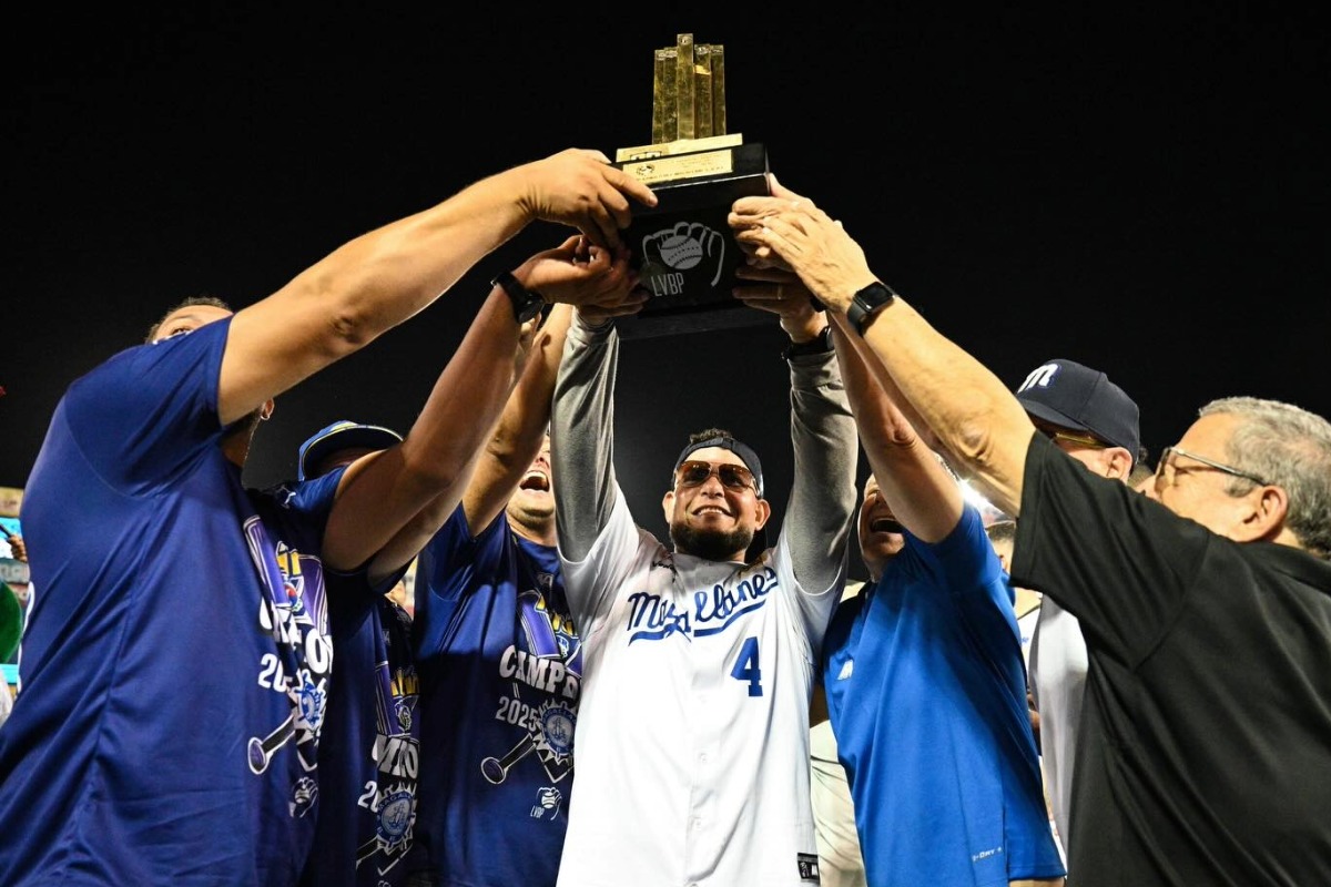 Yadier Molina renueva con Magallanes y firma un contrato multianual