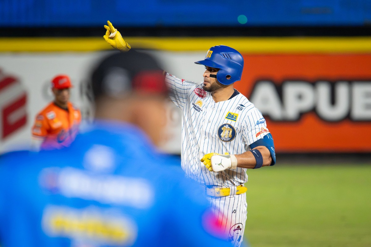 Magallanes frenó a Caribes con un Ángel Reyes de récord