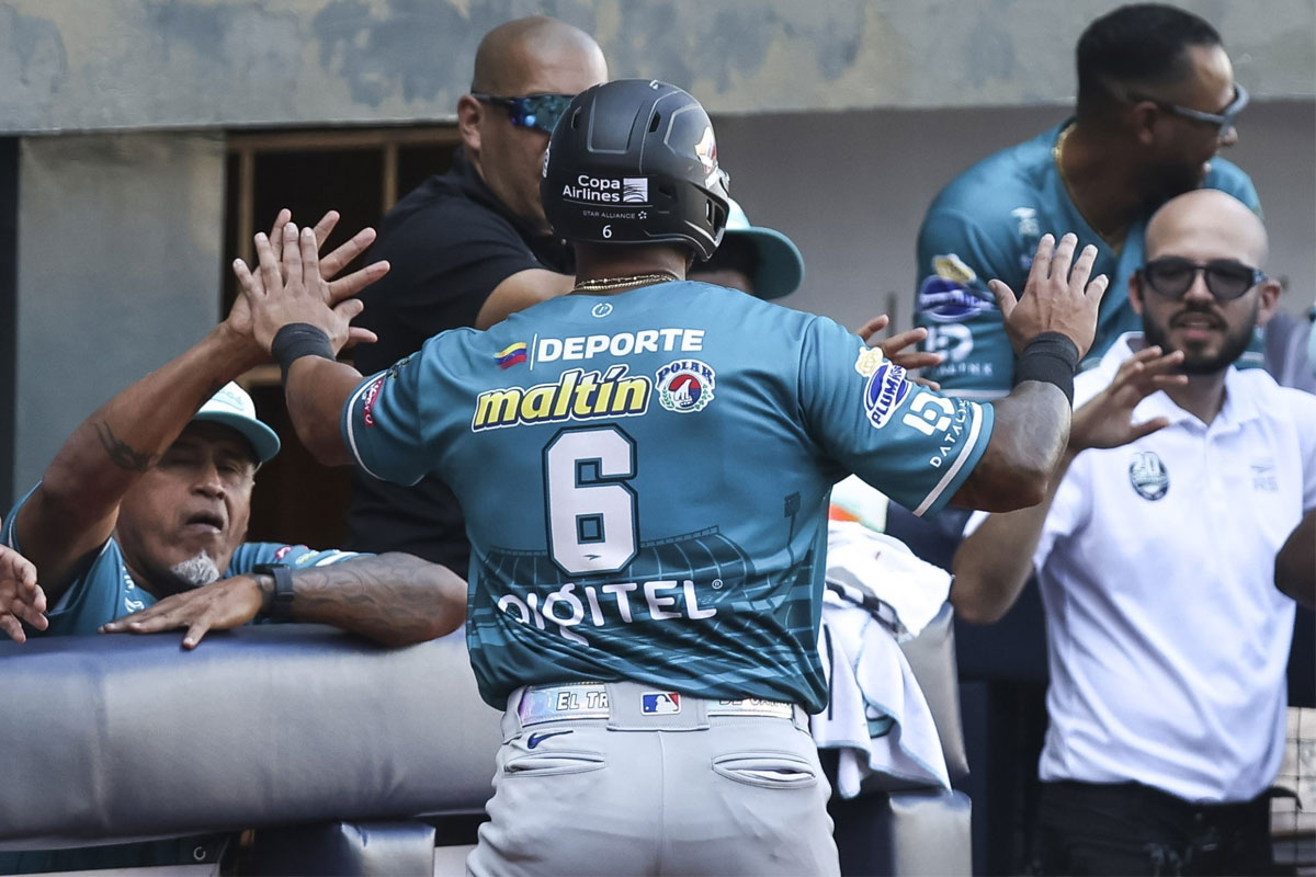 David Peralta explotó con dos cuadrangulares y selló la barrida de Bravos sobre Águilas