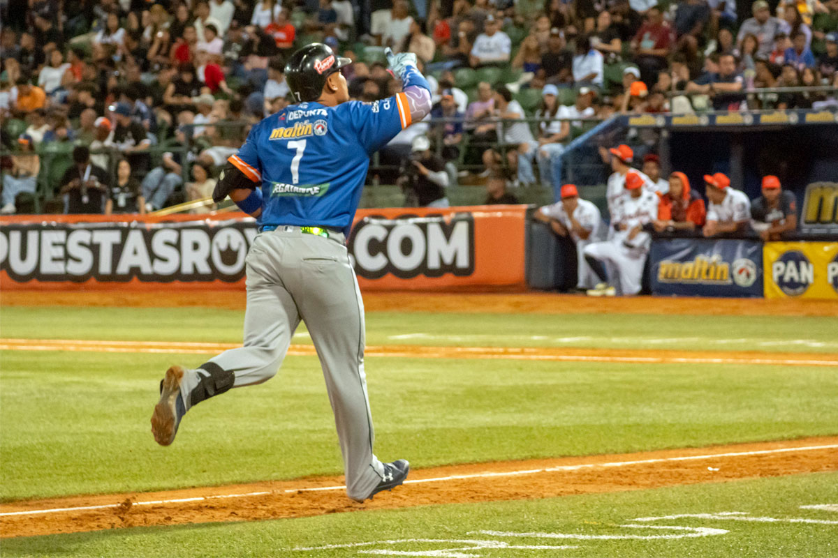 David Rodríguez despachó dos jonrones para comandar primer triunfo de Tigres