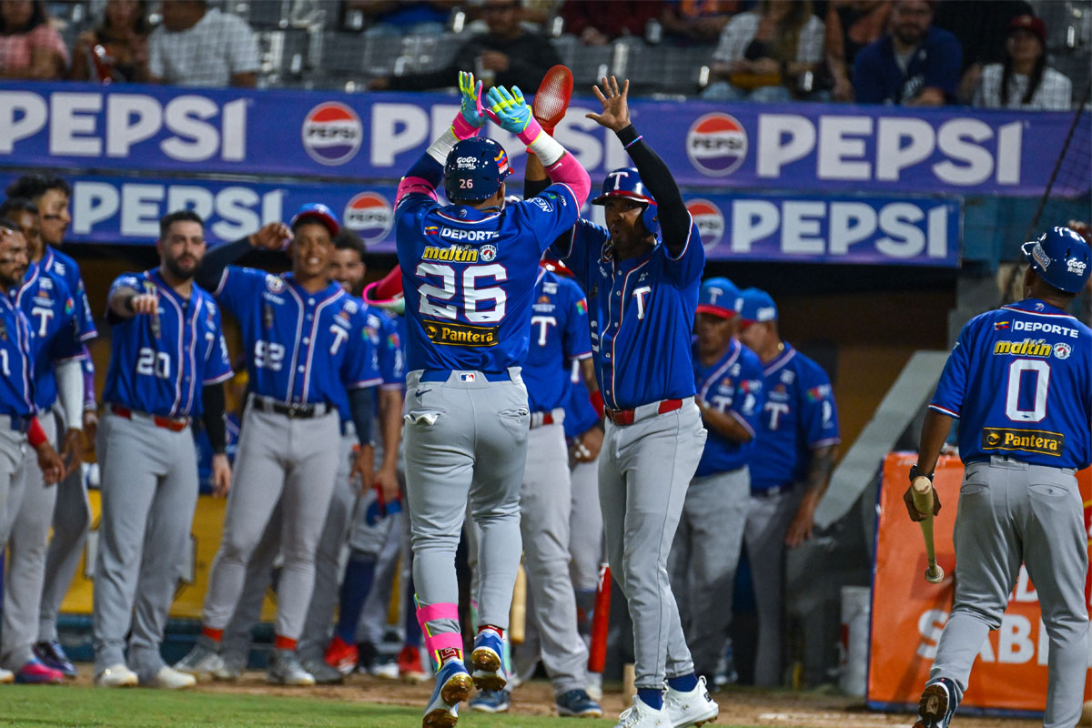 Yangervis Solarte impulsó triunfo de Tiburones ante Magallanes en Día Inaugural
